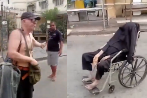 Homem carrega a mãe morta em cadeira de rodas e aponta demora de retirada do corpo